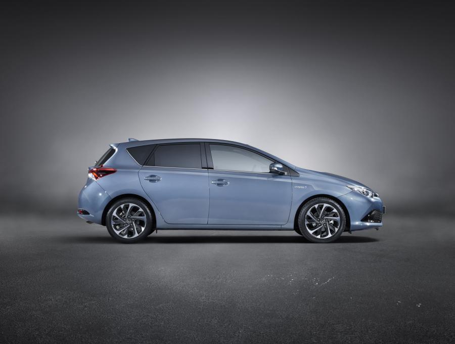  Toyota Auris Hybrid 2015 года  (фото 6 из 31)